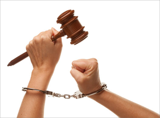 عکس با کیفیت از مجرم ، دستبند به دست و چکش عدالت با فرمت jpg