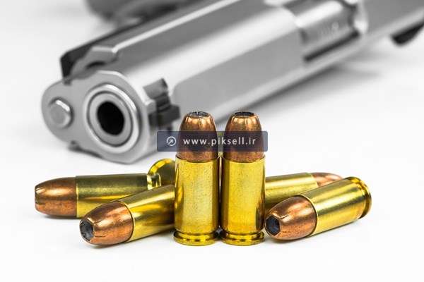 دانلود تصویر با کیفیت از تفنگ و فشنگ های طلایی با فرمت jpg