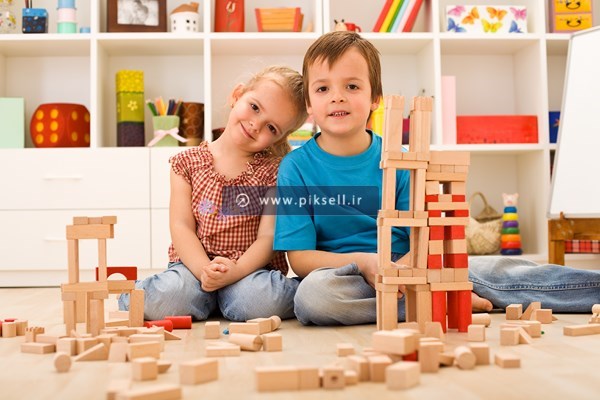 عکس با کیفیت از خواهر و برادر کوچک در حال بازی