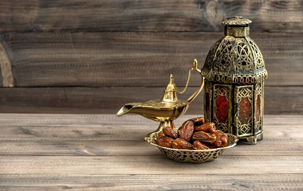 تصویر با کیفیت ماه مبارک رمضان با المان های کاسه خرما و فانوس عربی