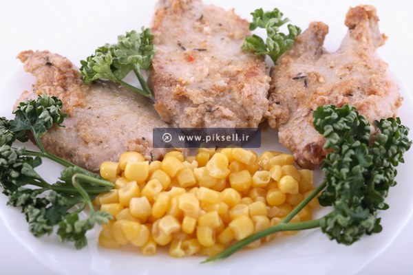 عکس با کیفیت از مرغ های سوخاری ، ذرت و سبزیجات