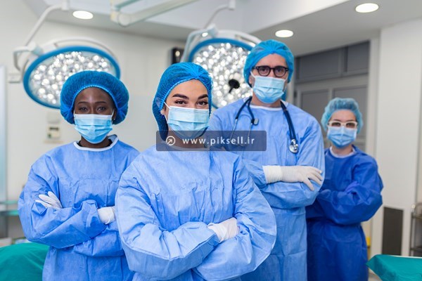 عکس با کیفیت از کادر جراحی و پزشکی و پرستاران با لباس های فرم آبی
