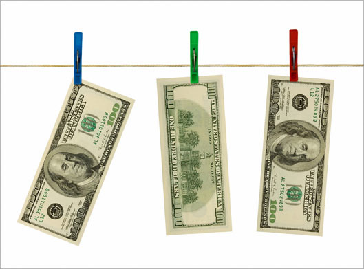 عکس با کیفیت از دلارهای شسته شده و آویز شده روی بند