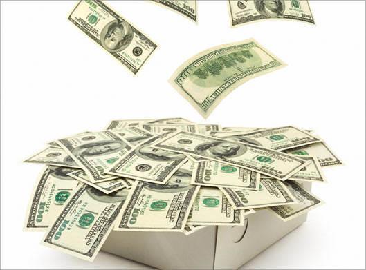 دانلود عکس با کیفیت از اسکناس های دلار روی کارتن مقوایی