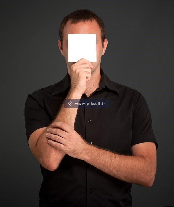 عکس با کیفیت از مرد سیاه پوش و تکه کاغذ روی صورت