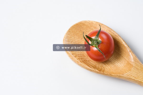 عکس با کیفیت از گوجه فرنگی در کف گیر