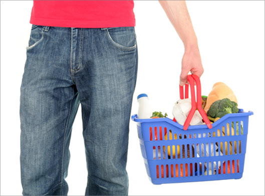 عکس با کیفیت از سبد خرید آبی در دست مرد