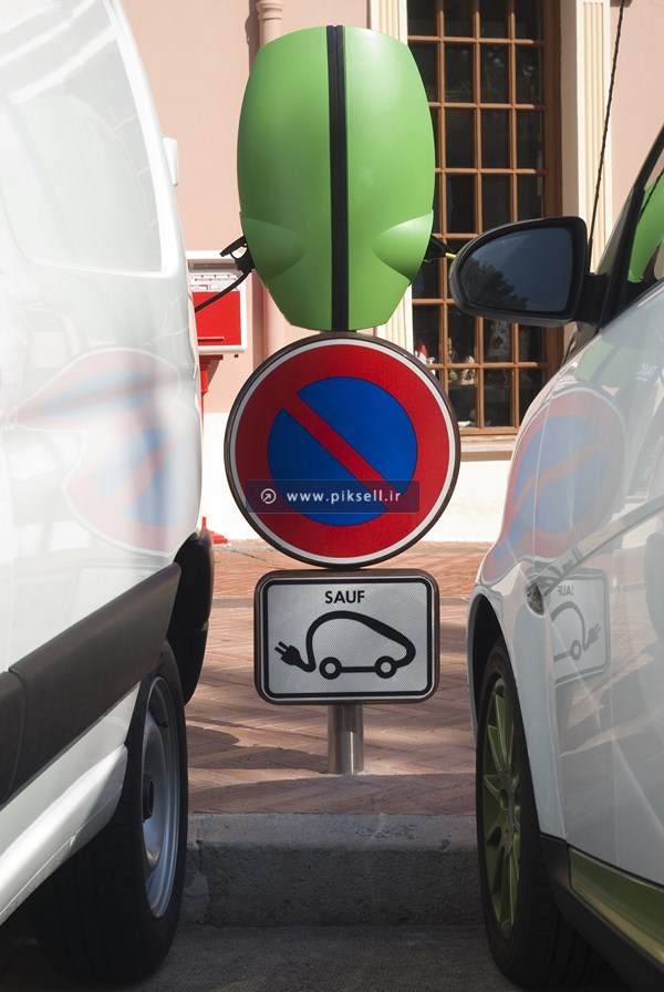 عکس با کیفیت از تابلو شارژ ماشین برقی
