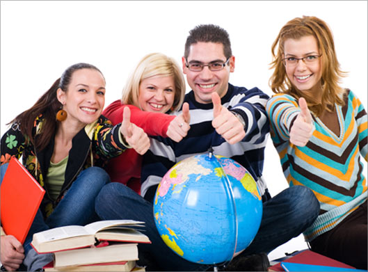 عکس با کیفیت از دانشجو کنار کره زمین و کتاب های درسی