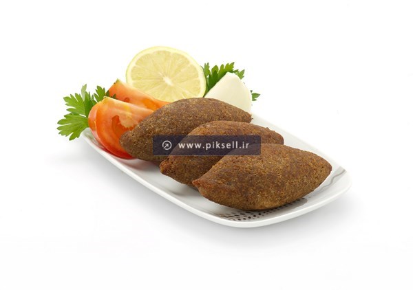 عکس با کیفیت از کتلت سرخ شده در ظرف تزئین شده با گوجه و لیمو