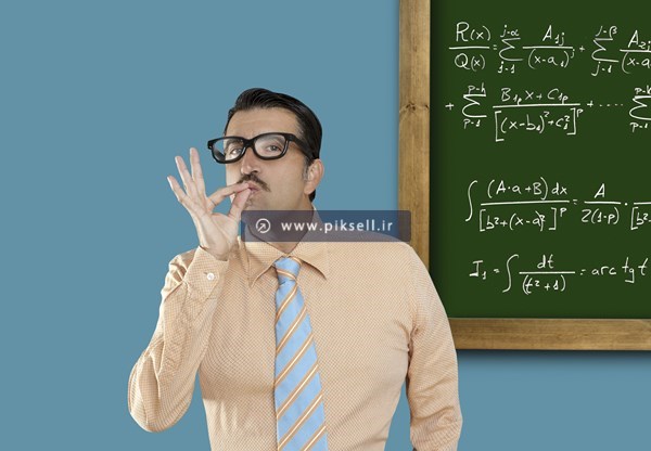 عکس با کیفیت از معلم ریاضی مرد عینکی در حال درس دادن انتگرال
