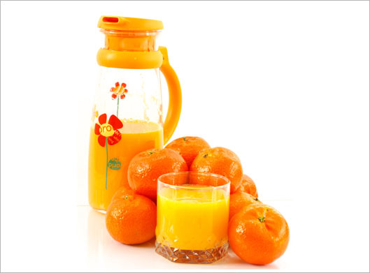 عکس با کیفیت از لیوان و پارچ آب پرتقال
