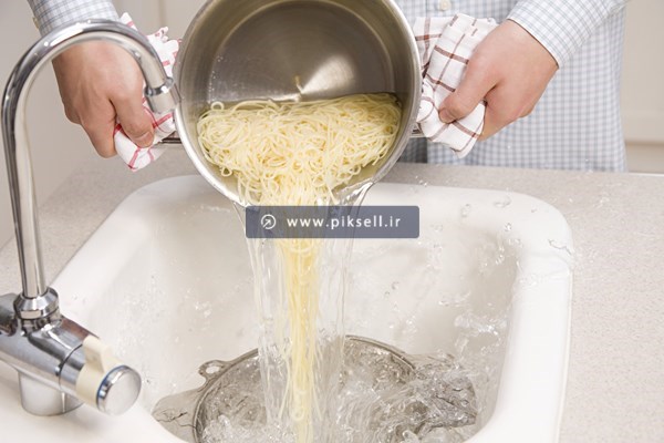 عکس با کیفیت از آبکش کردن ماکارونی