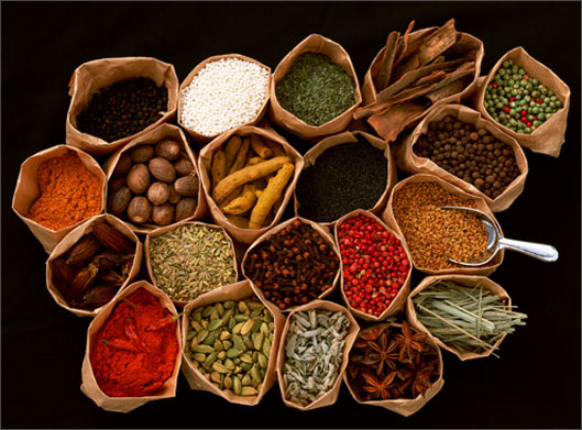 عکس با کیفیت از  ادویه جات در پاکت های کاغذی از نمای بالا