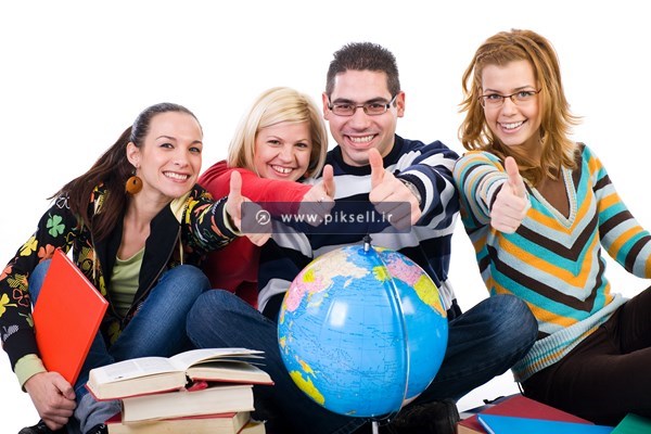 عکس با کیفیت از دانشجو کنار کره زمین و کتاب های درسی