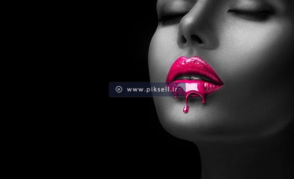 عکس با کیفیت از زن با رژ صورتی