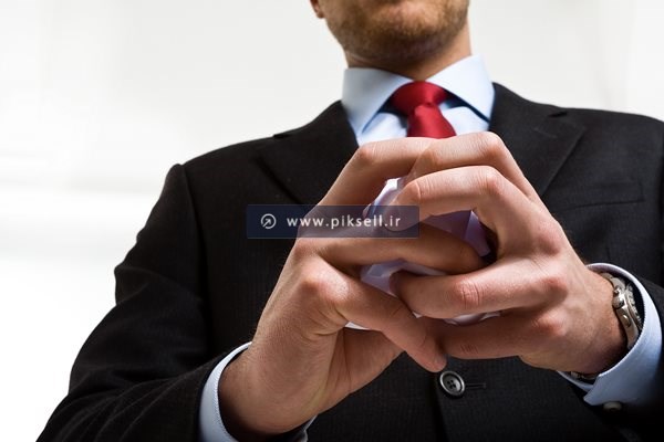عکس با کیفیت از کاغذ مچاله در دست مرد