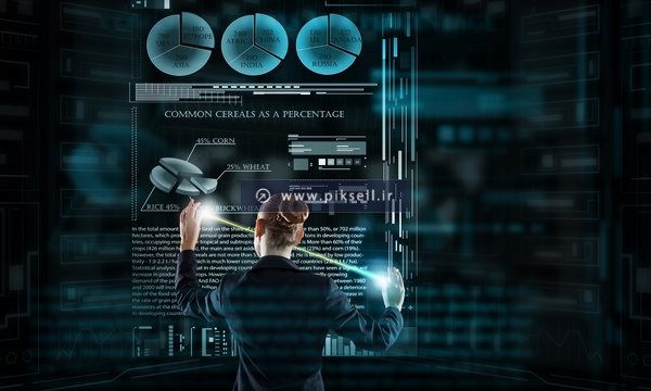عکس با کیفیت از زن جوان روبروی مانیتور شیشه ای