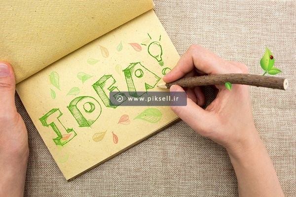 عکس با کیفیت از نوشتن کلمه ایده روی دفتر