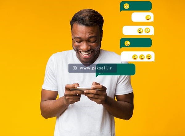 عکس با کیفیت از مرد در حال چت کردن
