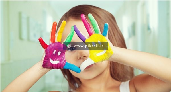 عکس با کیفیت از دستان آبرنگی دختربچه