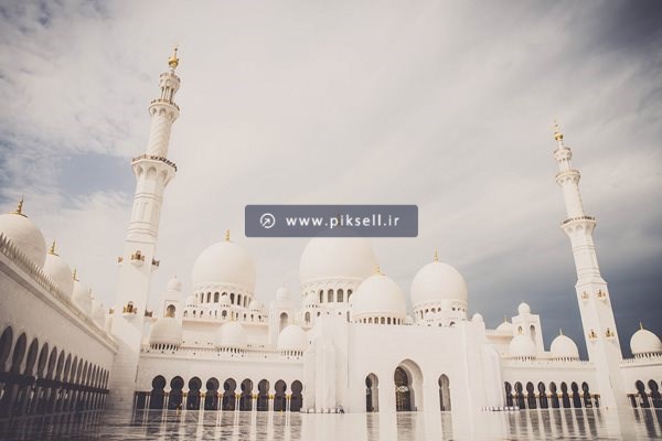 عکس با کیفیت از مرکز مسجد شیخ با گنبدهای سفید