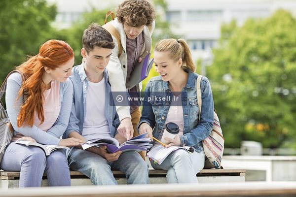 عکس با کیفیت از دانشجویان در حال مطالعه