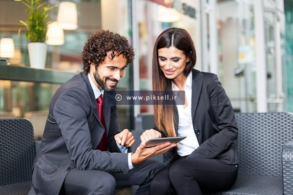 عکس با کیفیت از زن و مرد کارمند