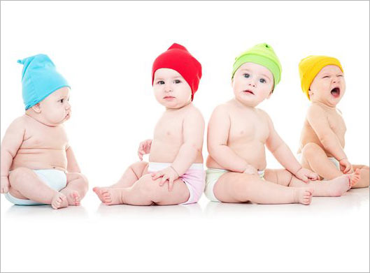 عکس با کیفیت از چهار نوزاد با پس زمینه سفید
