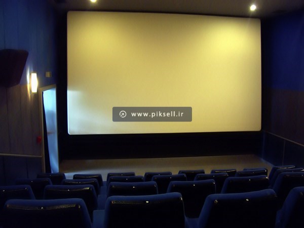 عکس با کیفیت از سالن سینما با پرده ی بدون فیلم
