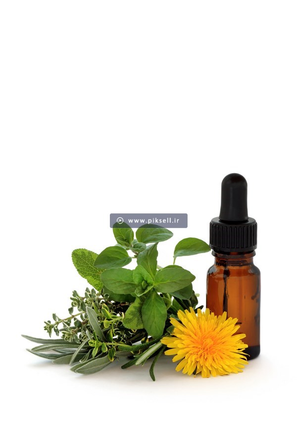 عکس با کیفیت از شیشه روغن کنار چند گیاه