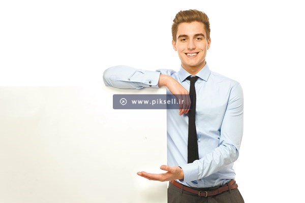 دانلود عکس با کیفیت از پسر نوجوان کنار تابلوی بدون متن