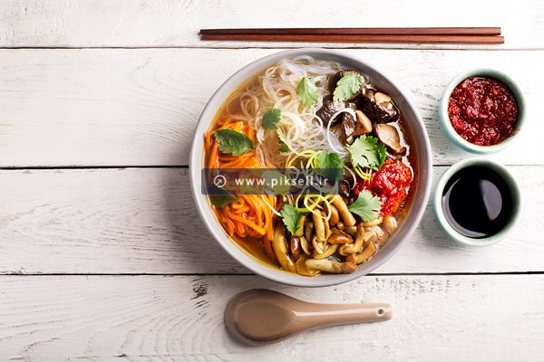 عکس با کیفیت از غذای چینی و چوب غذا خوری