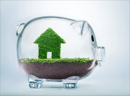 عکس با کیفیت از گلدان شیشه ای خوک با مفهوم سرمایه گذاری در خرید خانه