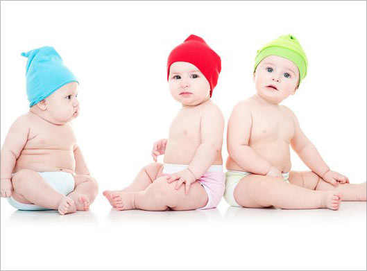 عکس با کیفیت از نوزادان بامزه چشم رنگی با کلاه های رنگارنگ