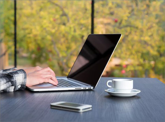 عکس با کیفیت از کار با لپ تاپ در کافی شاپ