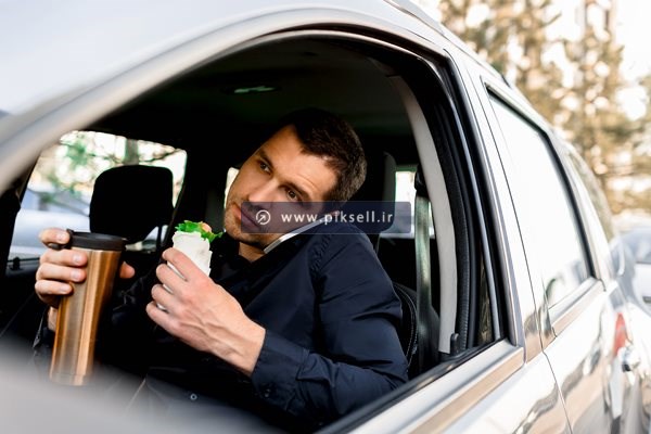عکس با کیفیت از غذا خوردن در ماشین