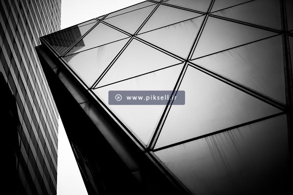 عکس با کیفیت از نمای ساختمان مثلثی