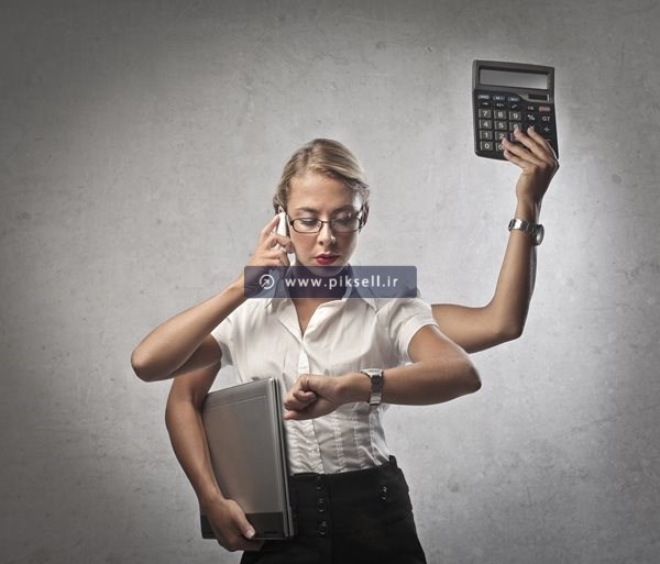 عکس با کیفیت از زن کارمند شلوغ و busy