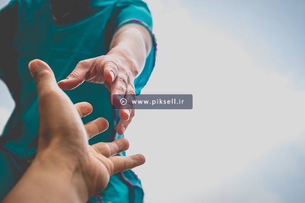 عکس با کیفیت از گرفتن دست مادر