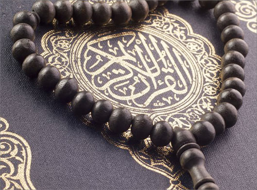 عکس با کیفیت از کتاب قرآن کریم و تسبیح چوبی قلبی