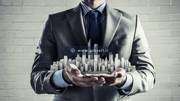عکس با کیفیت از شهر در دست مرد