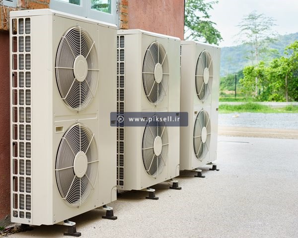 عکس با کیفیت از چیلرها کناردیوار