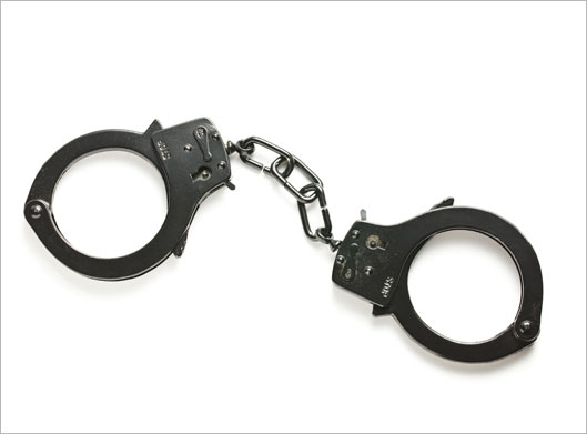 عکس با کیفیت از دستبند دستگیری زندانی