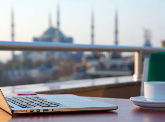 عکس با کیفیت از لپ تاپ در تراس در ترکیه