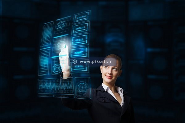 عکس با کیفیت از زن و مانیتور سه بعدی شیشه ای