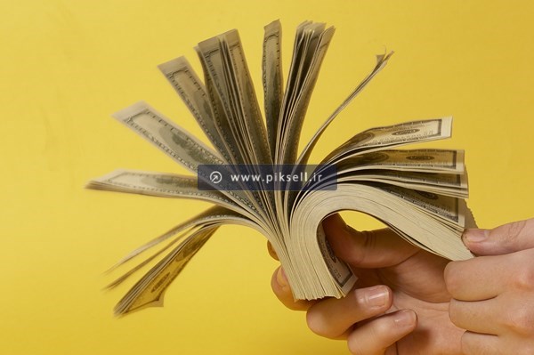 عکس با کیفیت از شمردن اسکناس های دلار