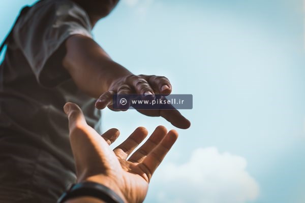عکس با کیفیت از گرفتن دست پسر سیاه پوست