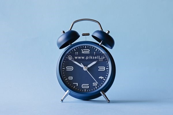 عکس با کیفیت از ساعت رومیزی زنگ دار