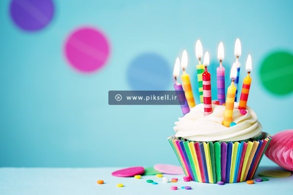 عکس با کیفیت از کاپ کیک و شمع های کوچک